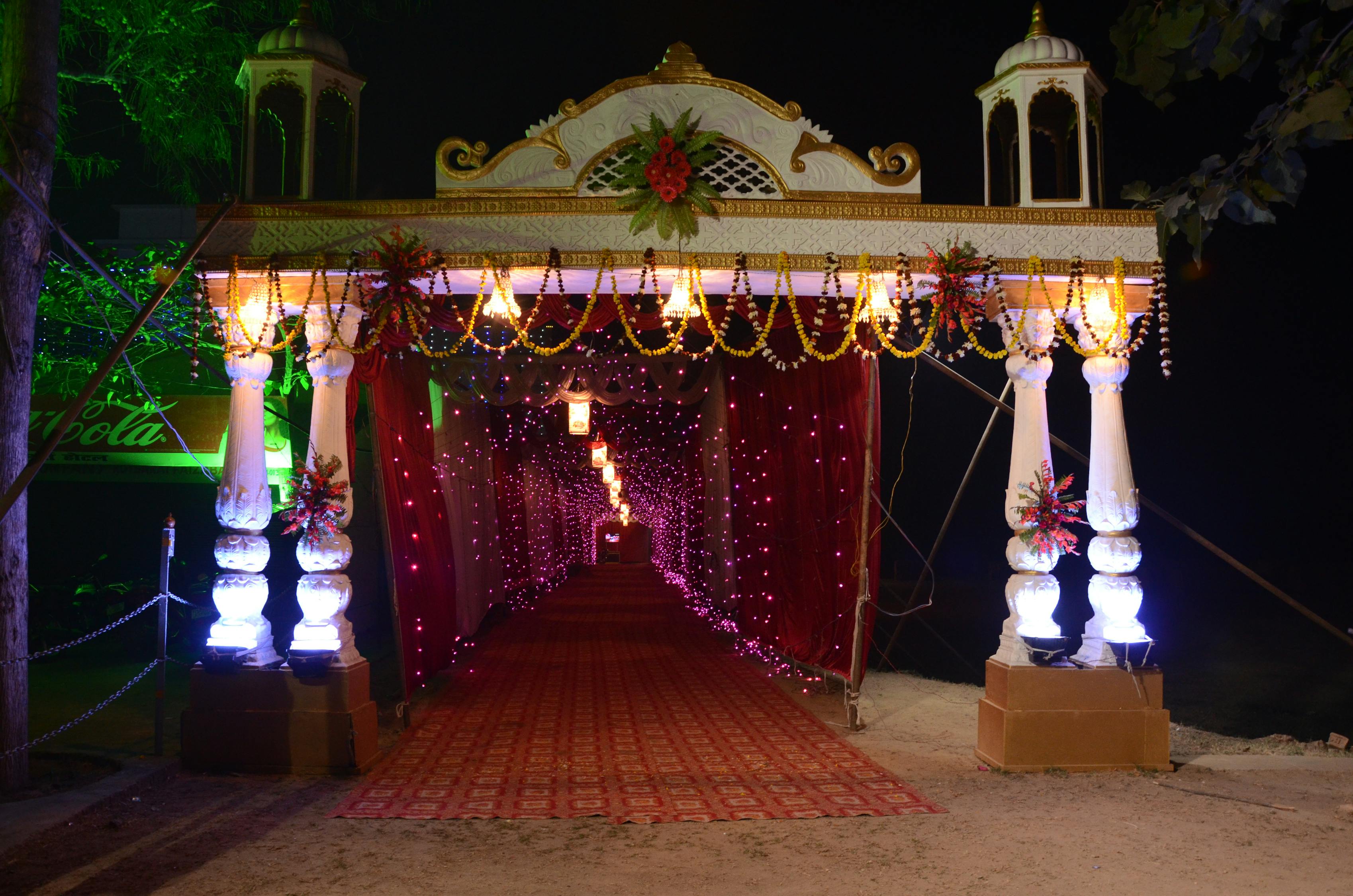 最新伴娘故事，友情、爱情与人生的绚烂交织