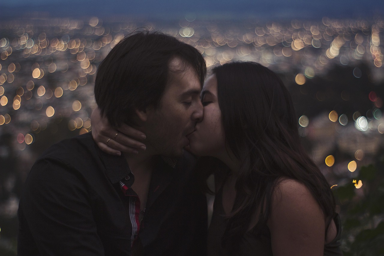 最新床吻视频，揭秘情感连结的私密瞬间