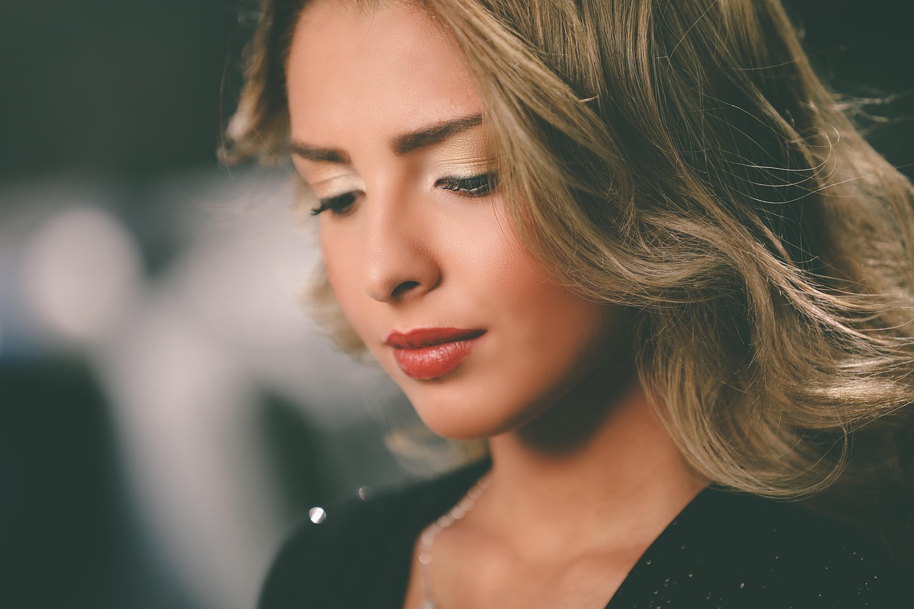 杨幂最新卷发造型,时尚魅力升级的魅力卷发亮相!