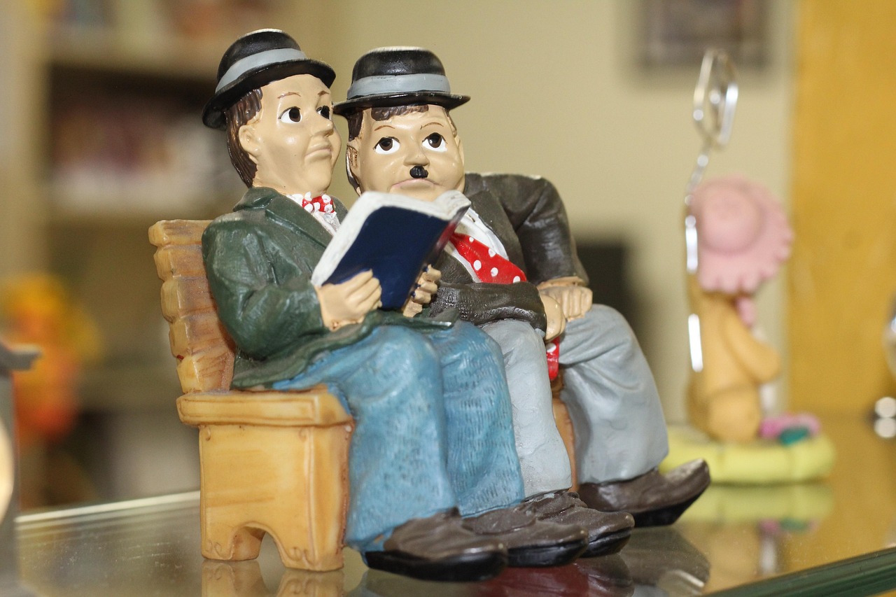 老演员幽默魅力，岁月沉淀下的搞笑风采