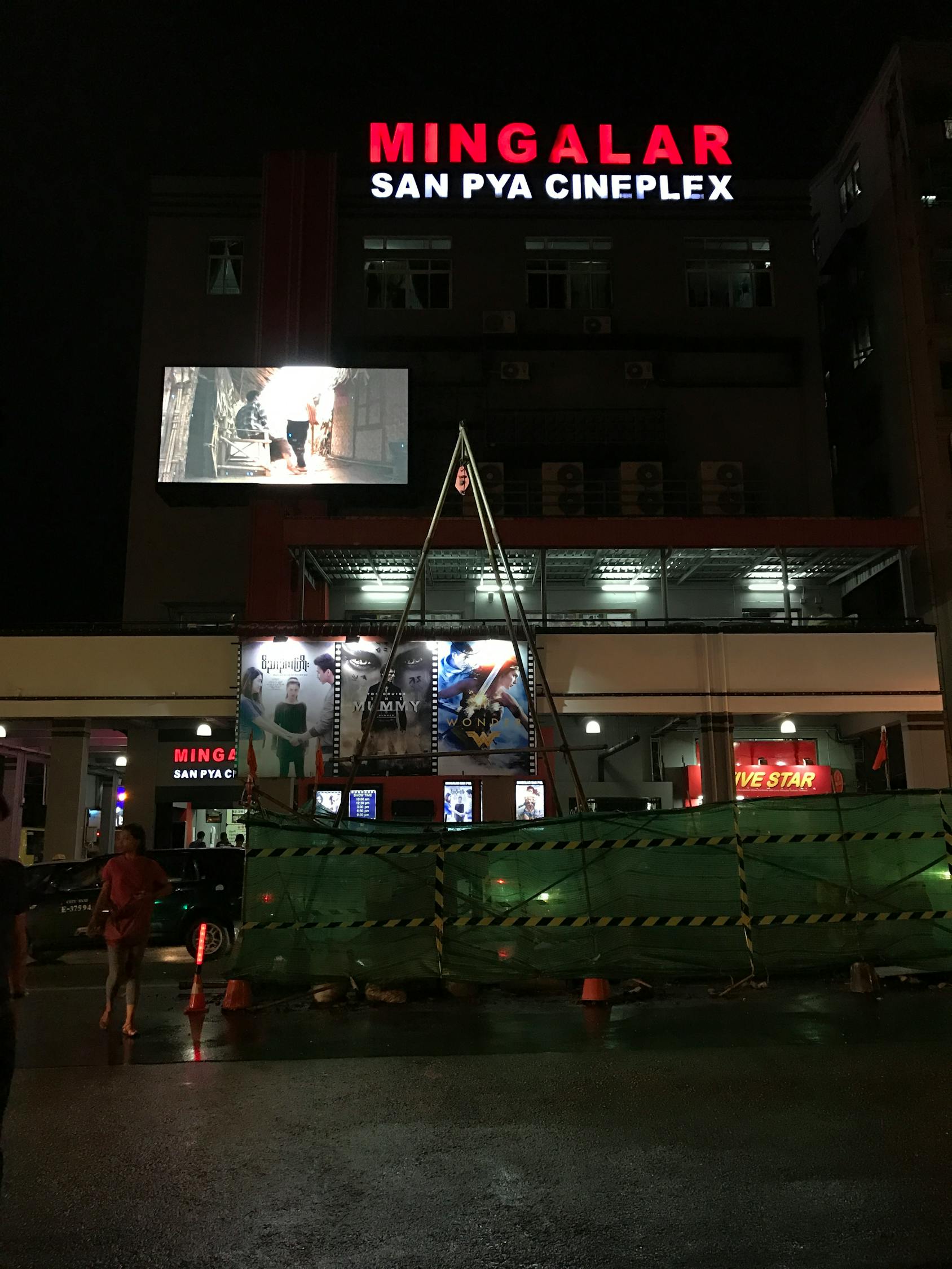 人潮汹涌，都市生活百态的电影展现