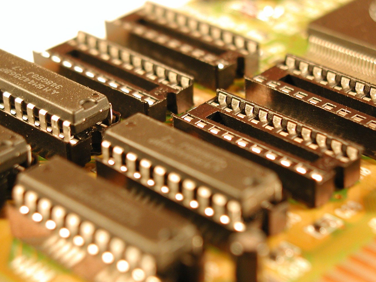 老板电器上市之路，回顾历程，前瞻未来