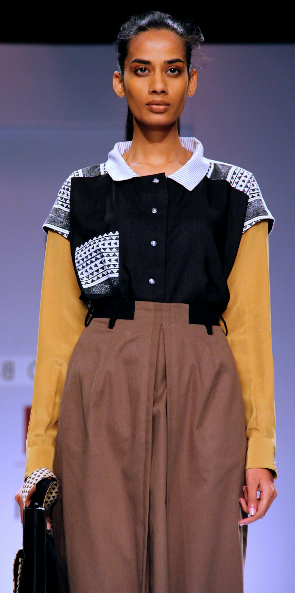 巴宝莉新款披肩斗篷，时尚与经典的完美融合