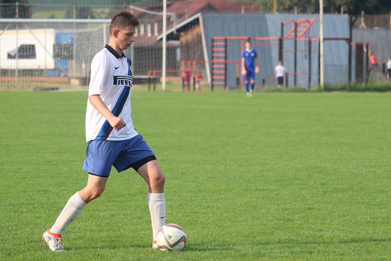 激情与青春碰撞，四月中小学生足球比赛热血瞬间