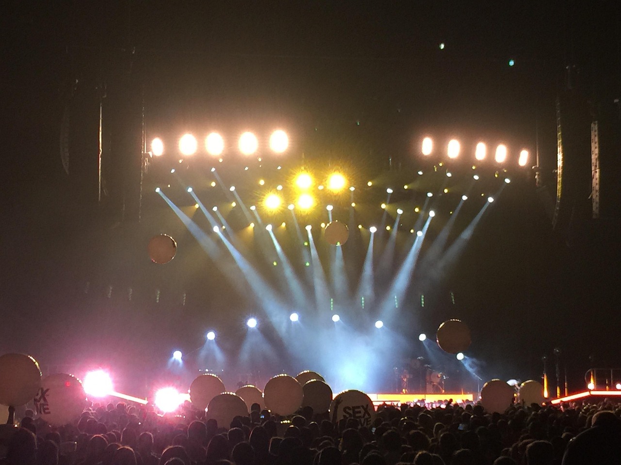 4月青娱乐最新视频引领潮流风采，展现多彩娱乐世界