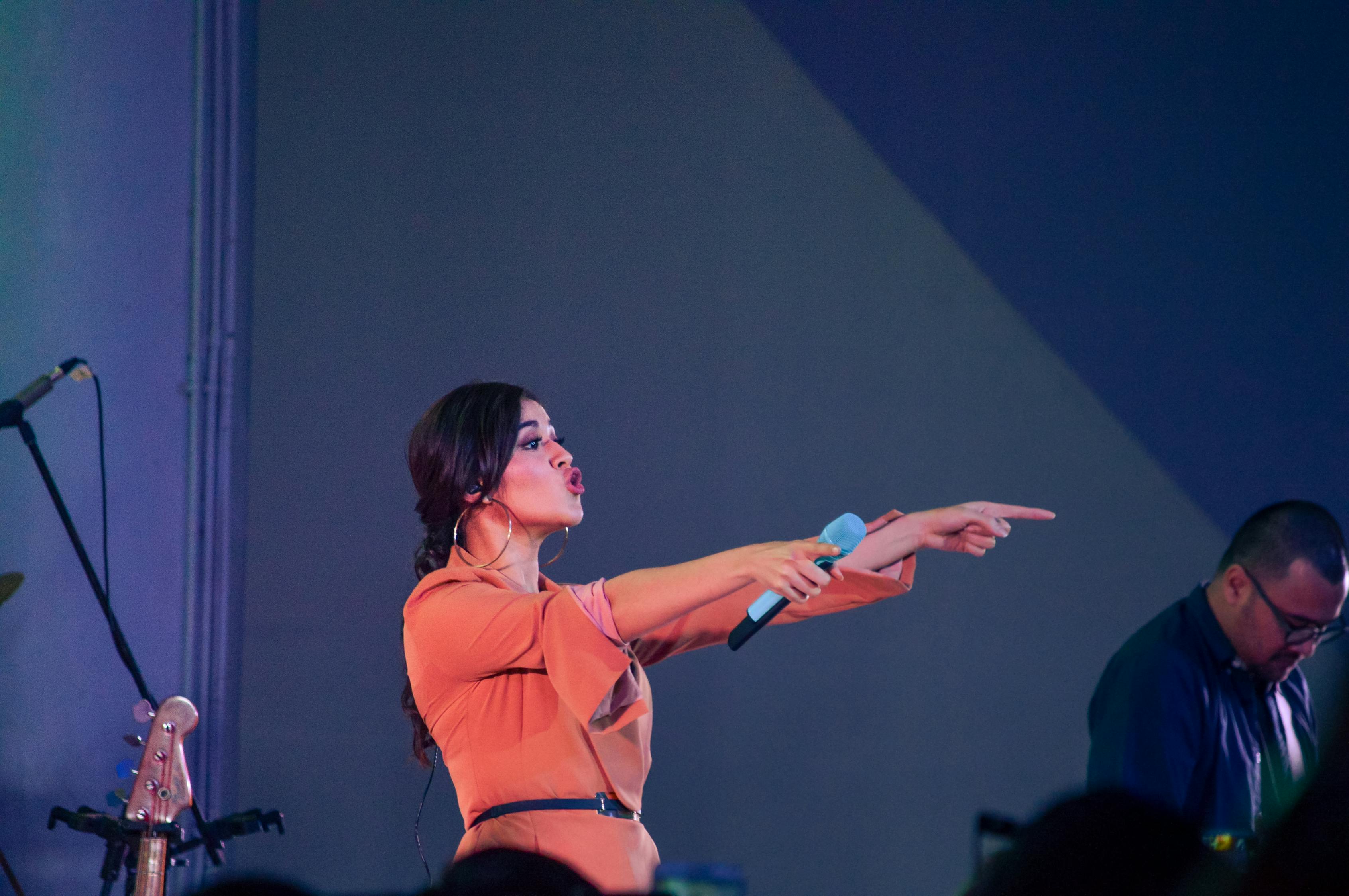 四月恋爱的犀牛演员，舞台上的爱情与人生的交织