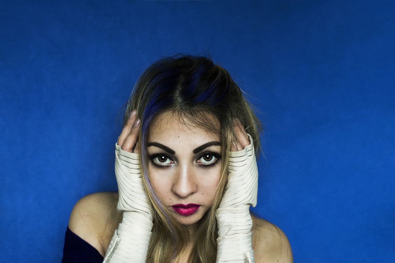 四月高颧骨女明星的独特魅力展现