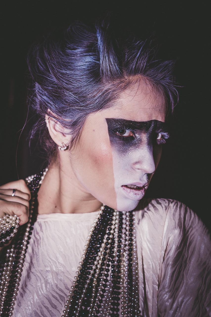 张艺兴五月发型侧视图，潮流风采展现新风尚